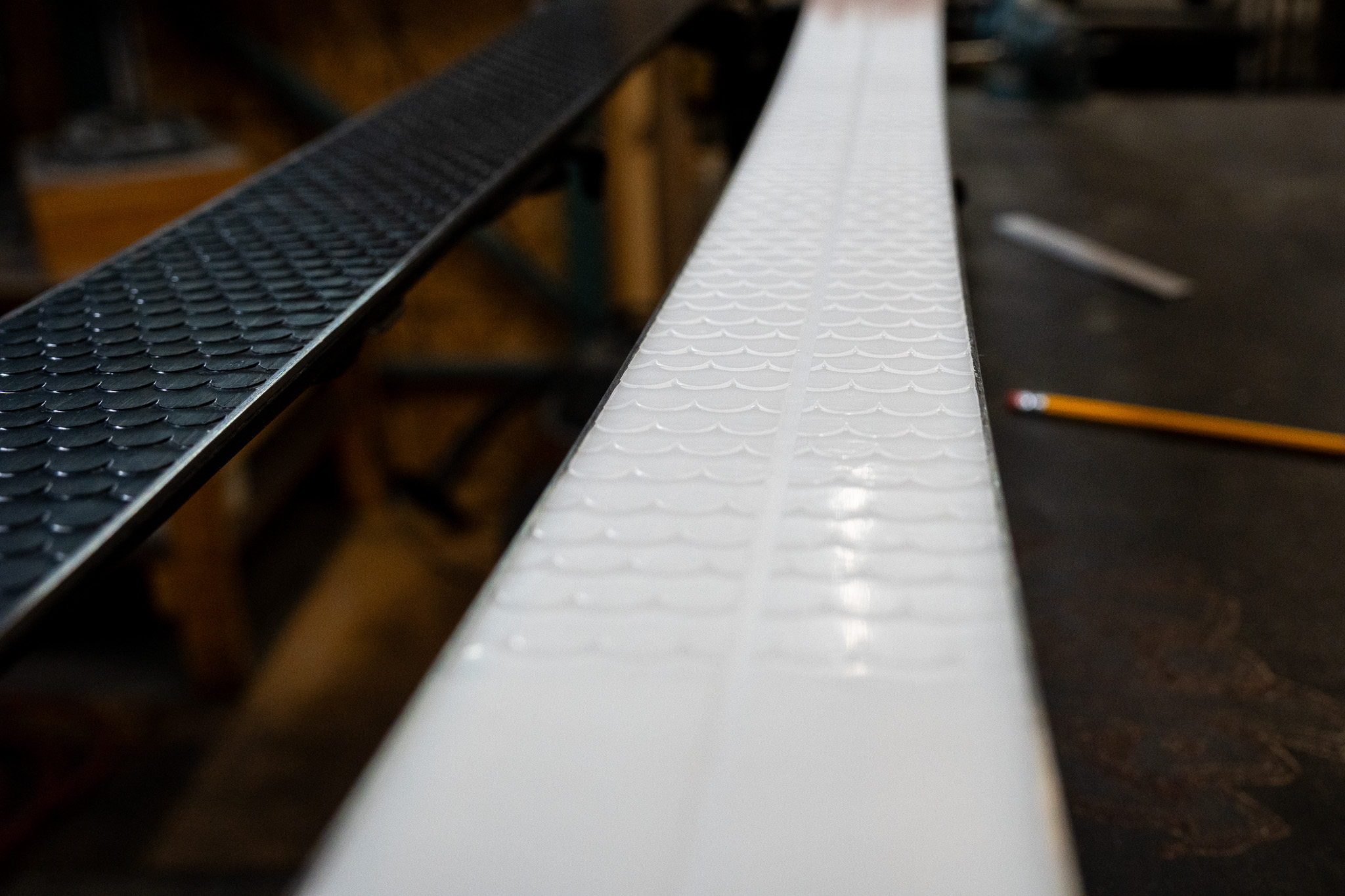 Tracking Groove on Rossignol XP 105 fishscale base.